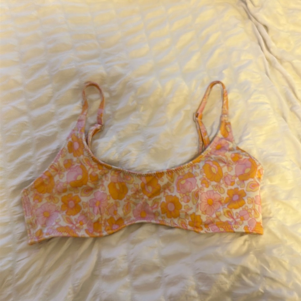 Floral triangl swimsuit top size small!!